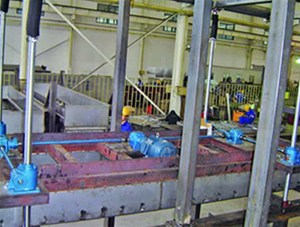 絲杆(gan)升降機4台(tái)聯動使用(yòng)現場